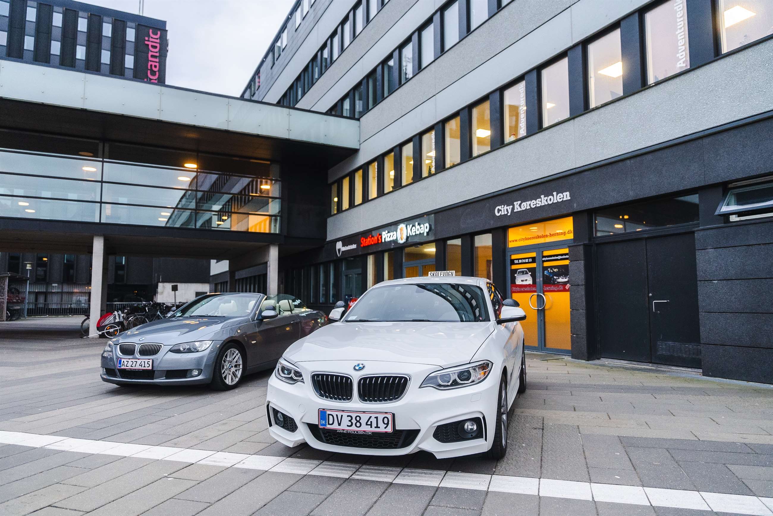 City Køreskolen l Køreskole i Herning, Ikast & Tjørring l Kørerlærer l Biler l Hvid BMW