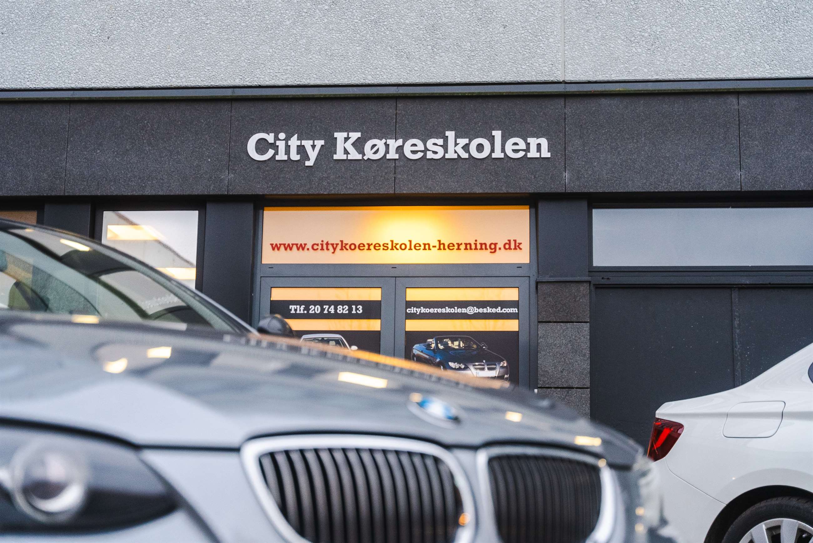 City Køreskolen l Køreskole i Herning, Ikast & Tjørring l Grå BMW 